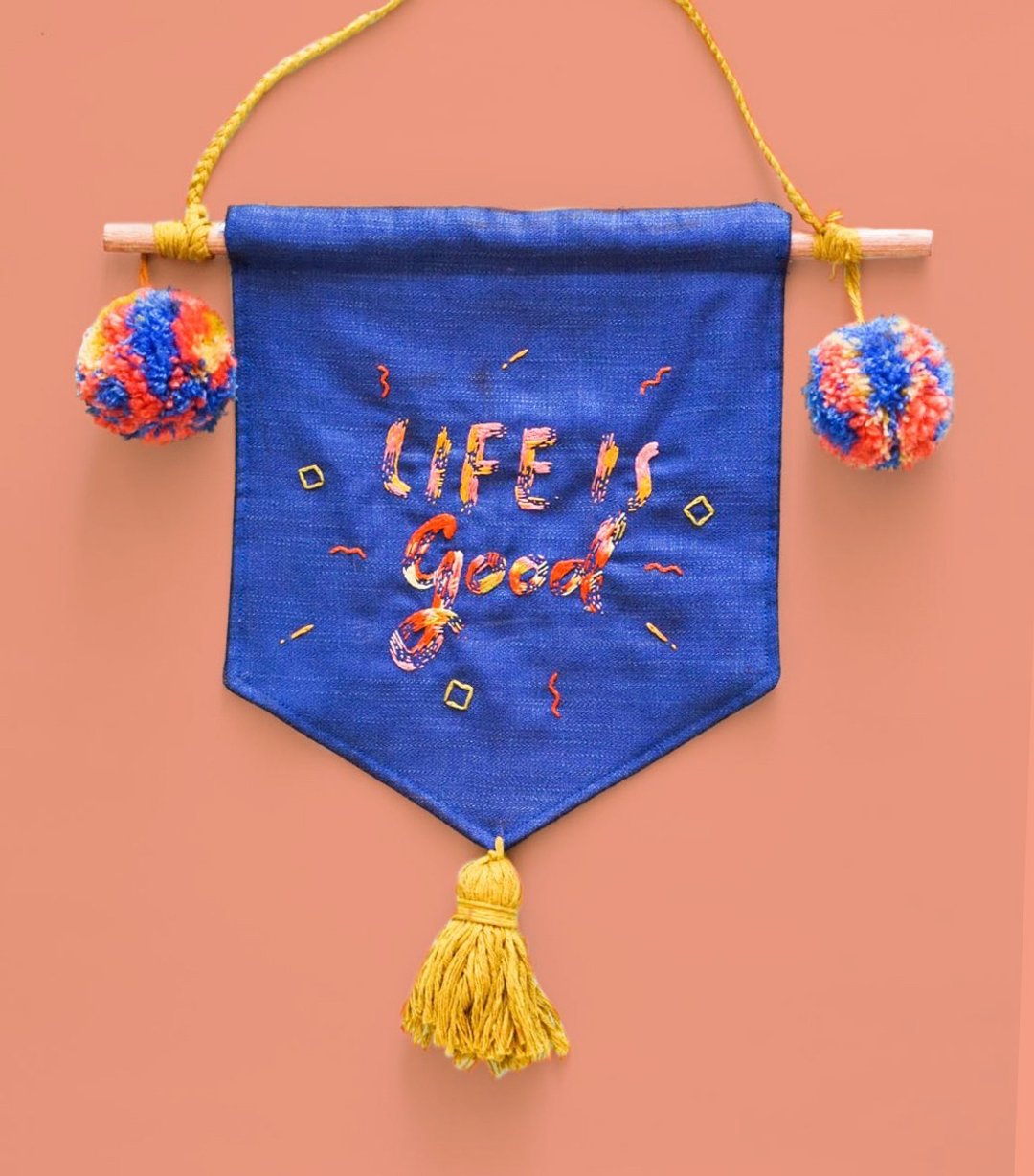 'Life is Good' Pom-Pom Hand embroidered wall decor - 摆饰 - 棉 多色