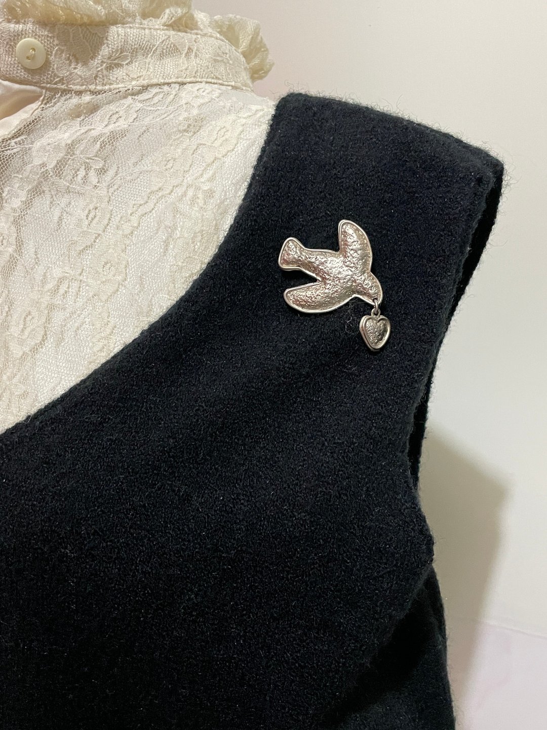 近代新品 银色手敲感和平鸽爱心垂坠别针胸针 B1113 - 胸针 - 其他金属 银色