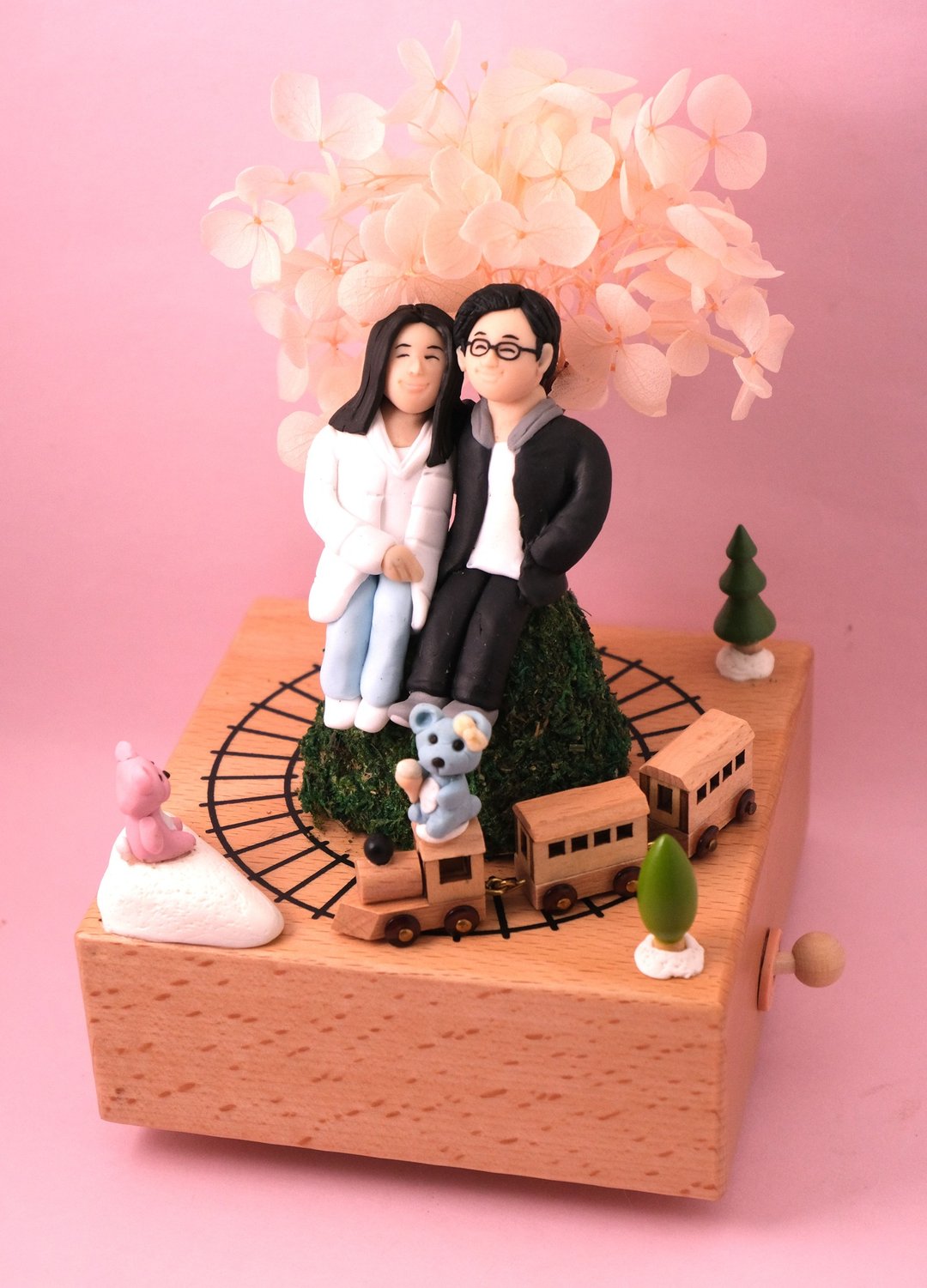 定制化人物旋转音乐盒，提供相片定制人物造型，小火车可随着音乐旋 - 摆饰 - 粘土 