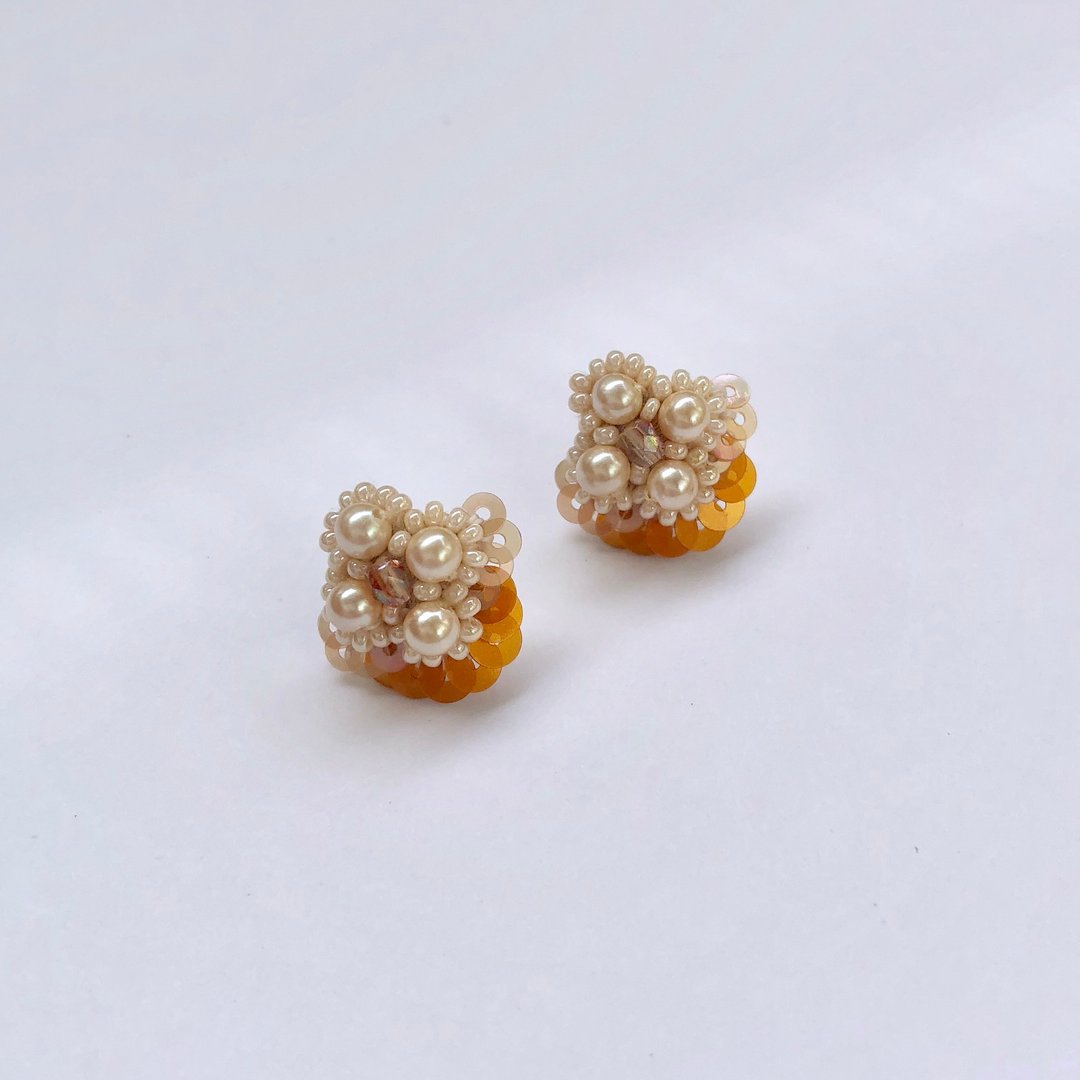 Mini Pearl flower earrings Orange - 耳环/耳夹 - 其他材质 橘色