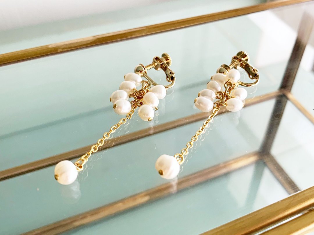 [June birthstone] Shaking freshwater pearl Clip-On/ earrings - 耳环/耳夹 - 珍珠 白色
