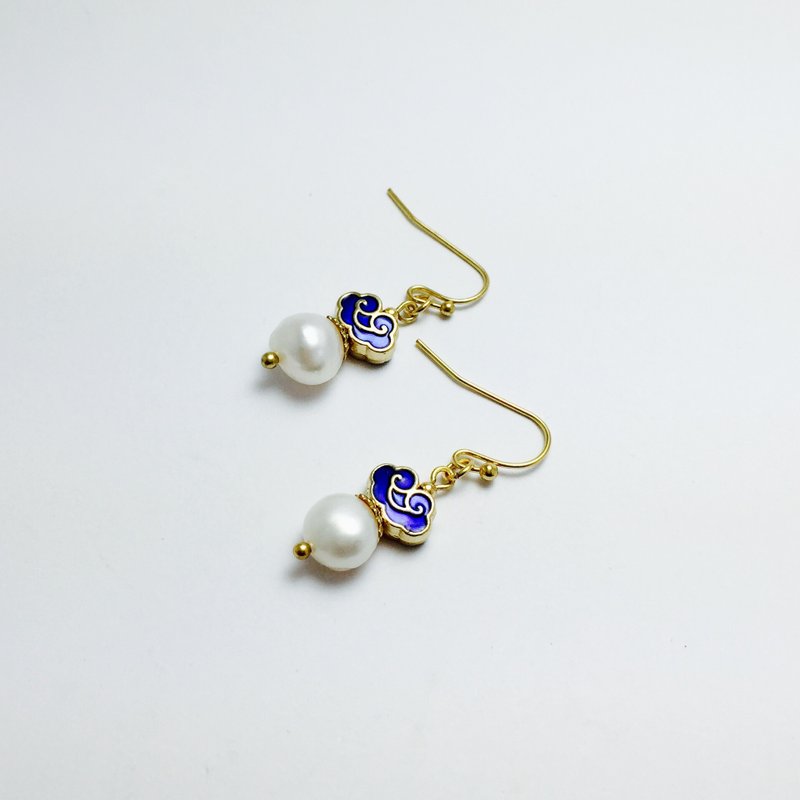 【若桑】|曦|祥云。天然珍珠。珐琅云朵。镀24K金 铜质耳钩/耳环/耳饰 - 耳环/耳夹 - 宝石 蓝色