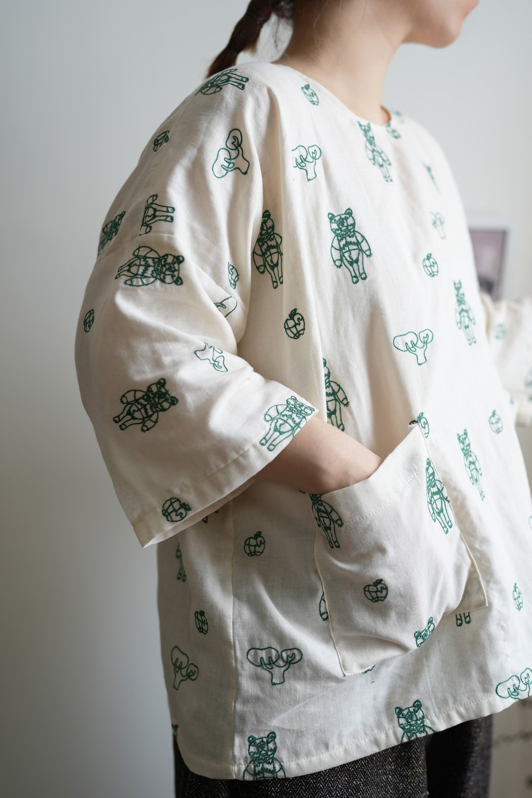 米白刺绣熊四方衣 - 女装上衣 - 棉 白色