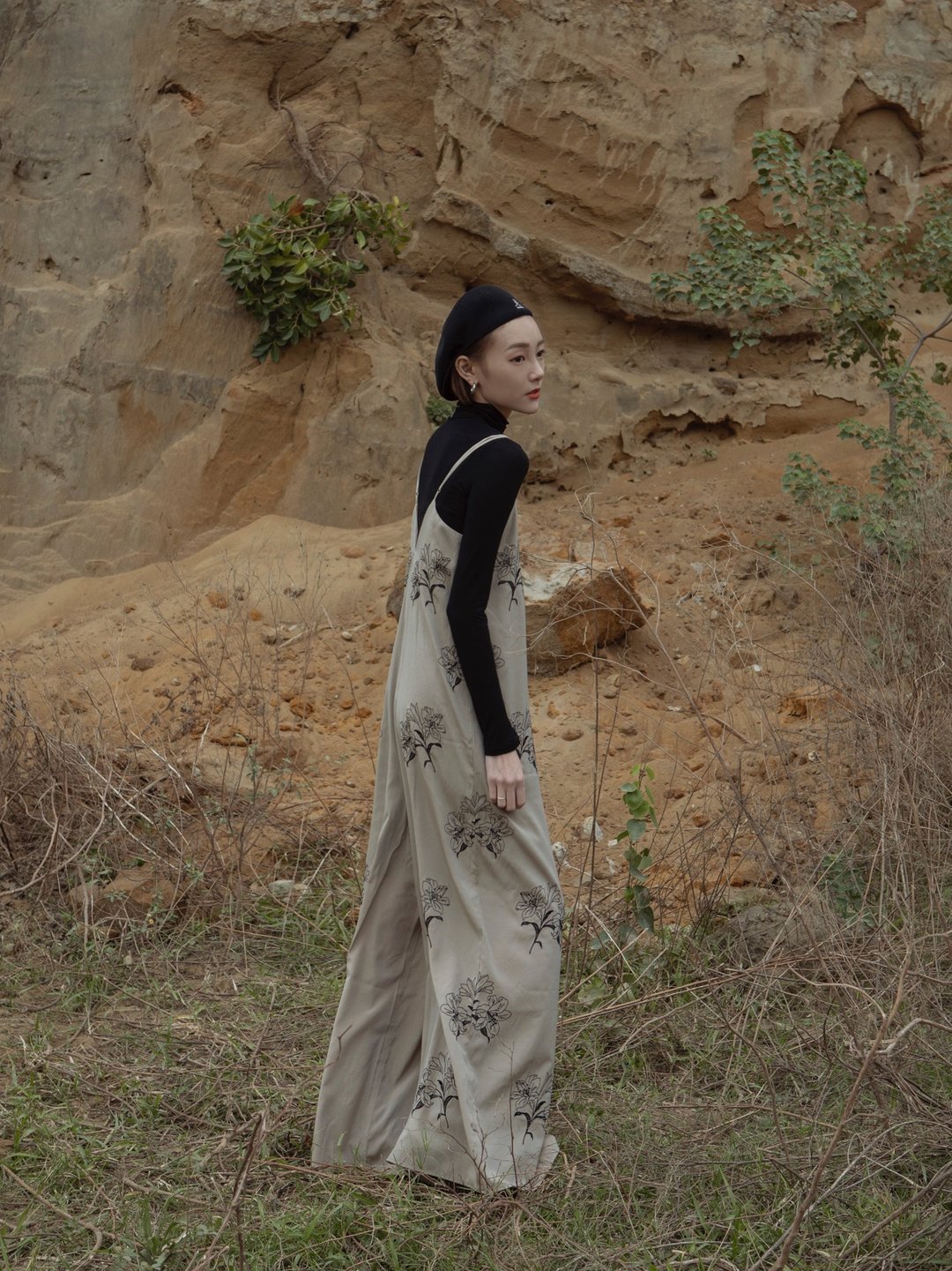 EMBROIDERED NARCISSUS JUMPSUIT KHAKI - 背带裤/连体裤 - 聚酯纤维 