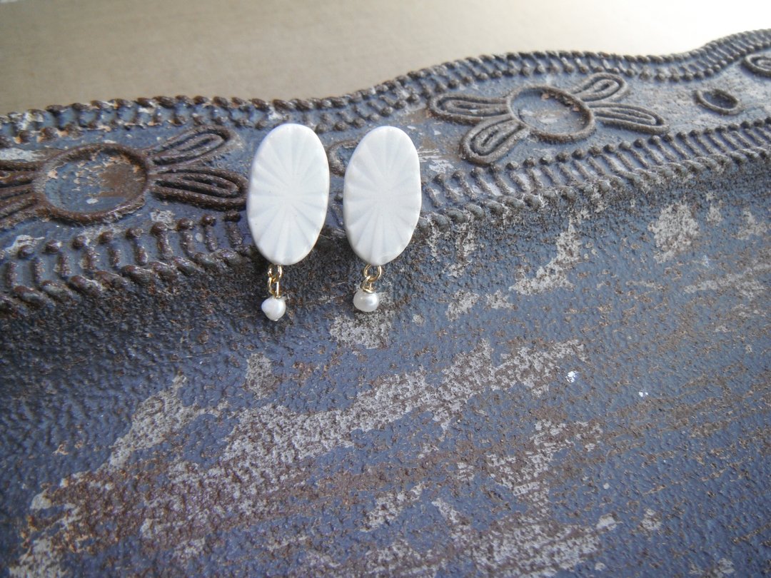 Carved moyo oval pierce / earring / freshwater pearl - 耳环/耳夹 - 陶 白色