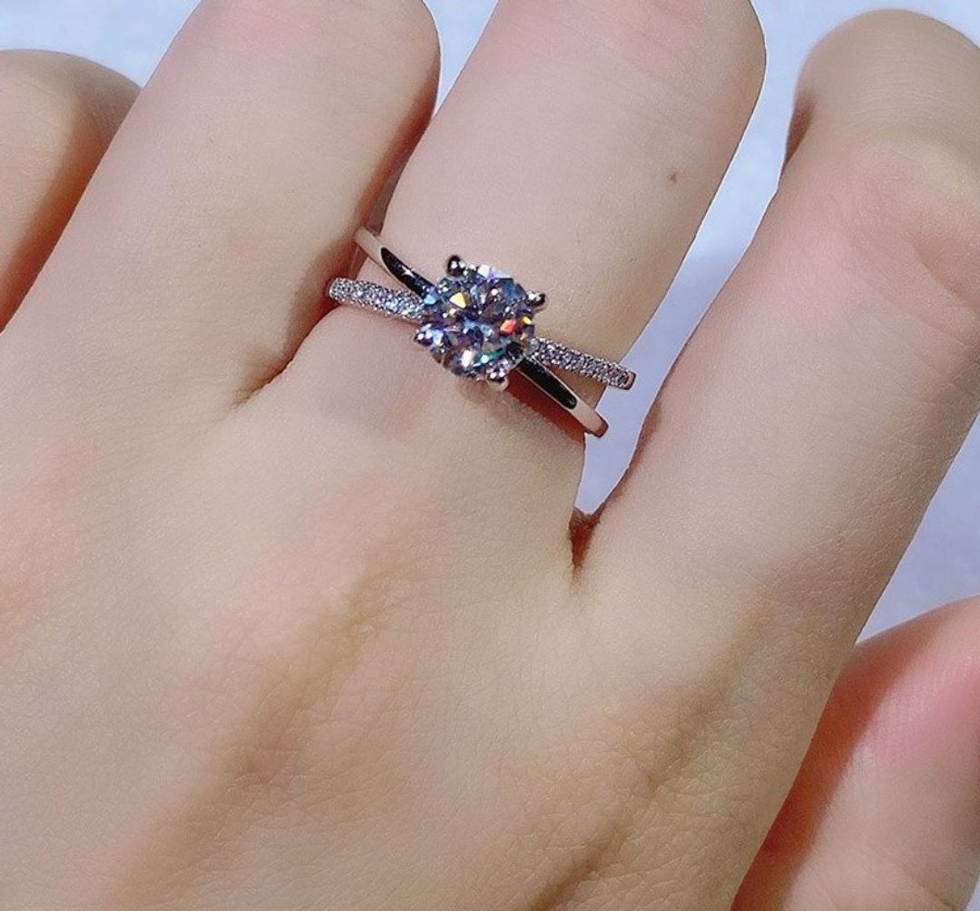 Dainty Moissanite Ring, 1ct Moissanite Diamond Ring, Criss-Cross Ring - 戒指 - 其他金属 银色