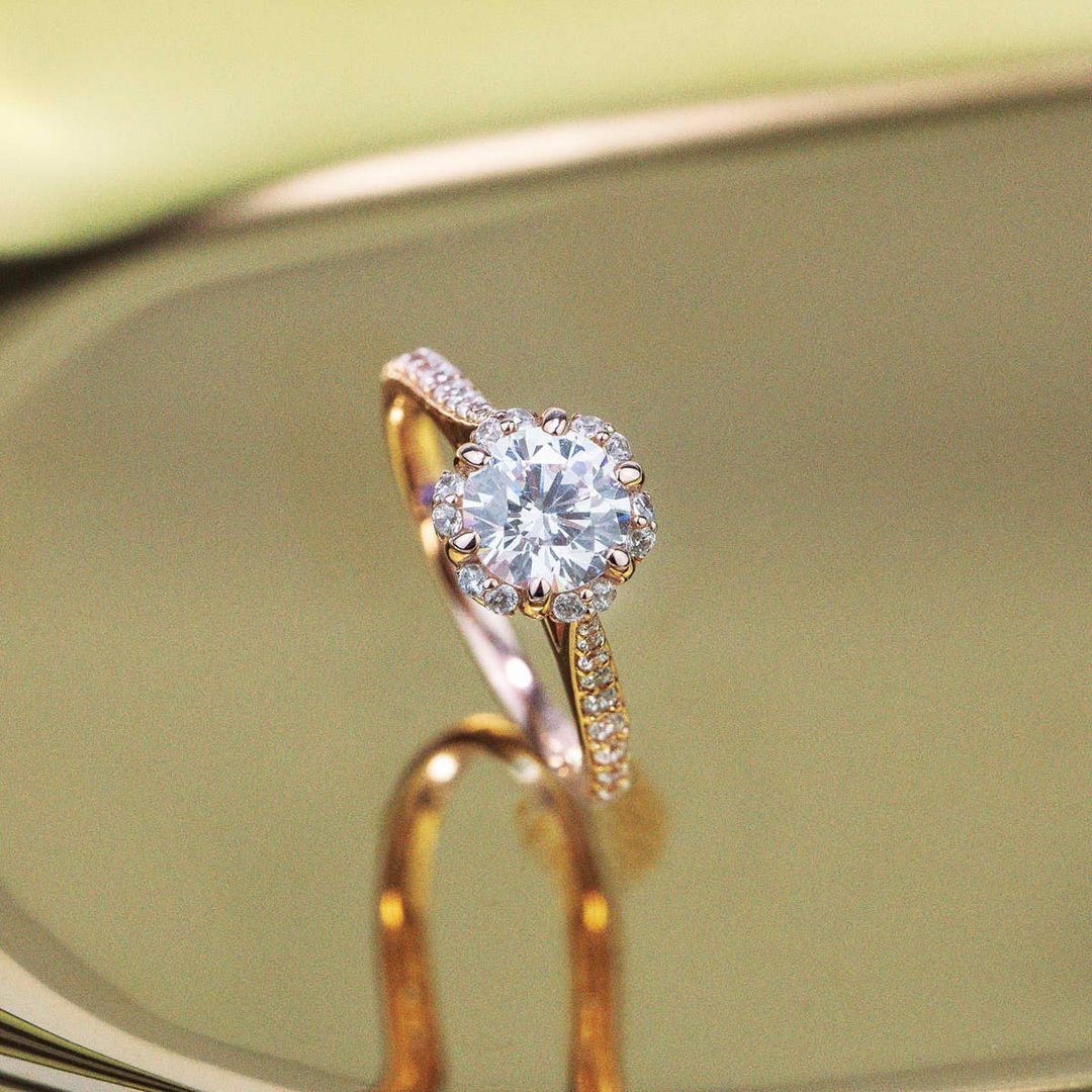 【Purplemay Jewellery】纯18K金花簇莫桑钻订婚戒指 - LUCIS049 - 戒指 - 宝石 透明