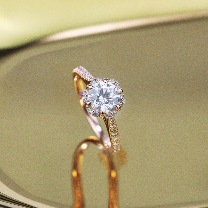 【Purplemay Jewellery】纯18K金花簇莫桑钻订婚戒指 - LUCIS049 - 戒指 - 宝石 透明