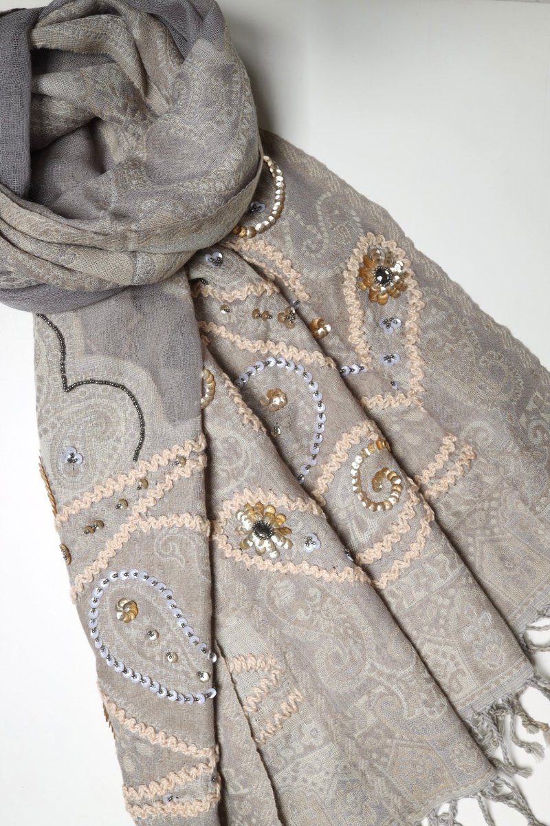 【精品礼盒】钉珠喀什米尔水煮羊毛刺绣围巾披肩拼透纱浅暖灰蕾丝 - 围巾/披肩 - 羊毛 灰色