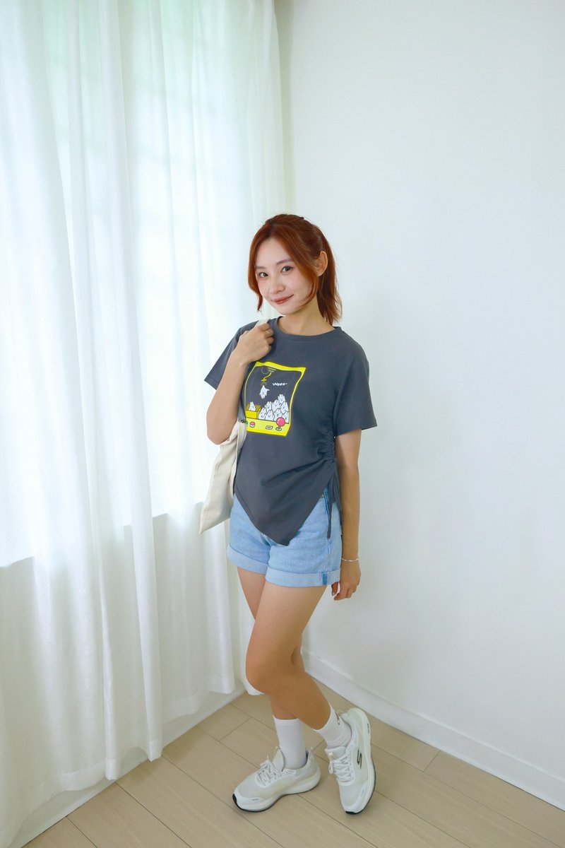 不规则抽绳衣-麻糬兔娃娃机 (深灰黑) - 女装 T 恤 - 棉．麻 黑色