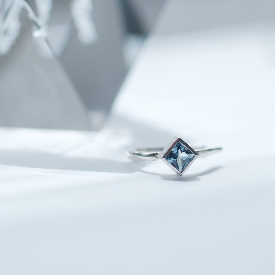 Aquamarine Square Ear Cuff Silver 925 - 耳环/耳夹 - 其他金属 蓝色
