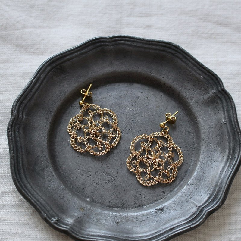 doily flower | 轻盈摇曳的花朵金属线蕾丝 - 耳环/耳夹 - 其他金属 金色