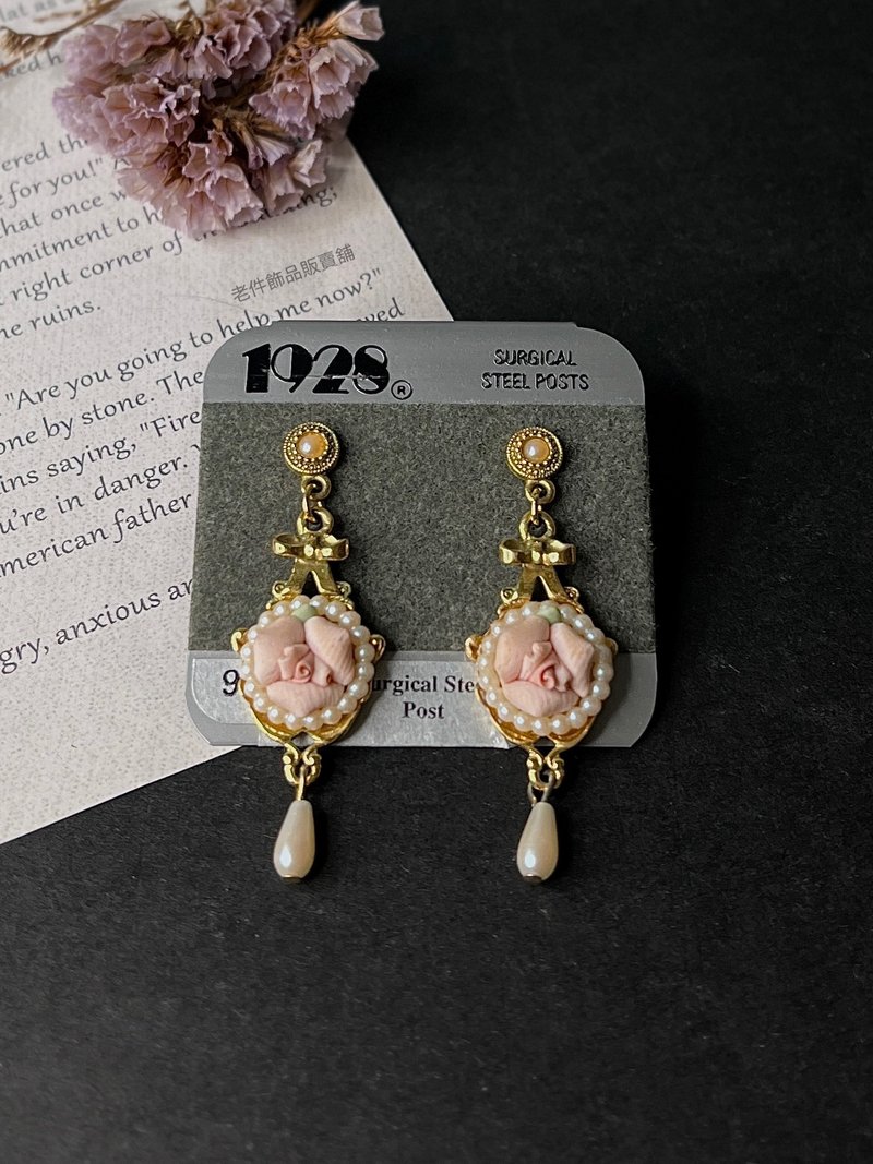 1928 手捏陶玫瑰珍珠耳针(库存新品/含背卡) - 耳环/耳夹 - 陶 粉红色