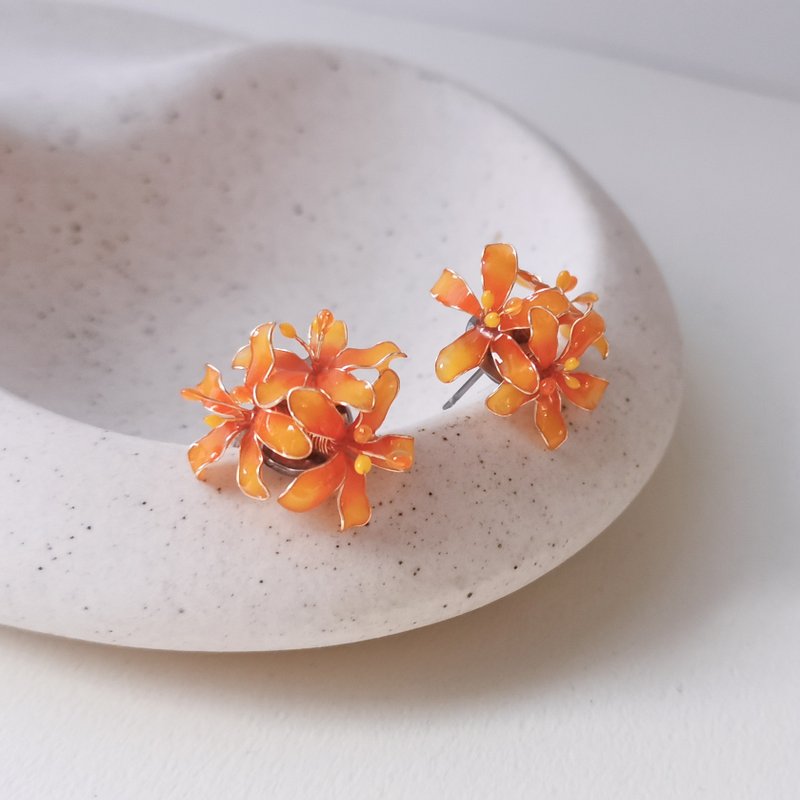 【定制化商品】渐层曼珠沙华-树脂耳环 彼岸花 造花液 水晶花 - 耳环/耳夹 - 树脂 橘色