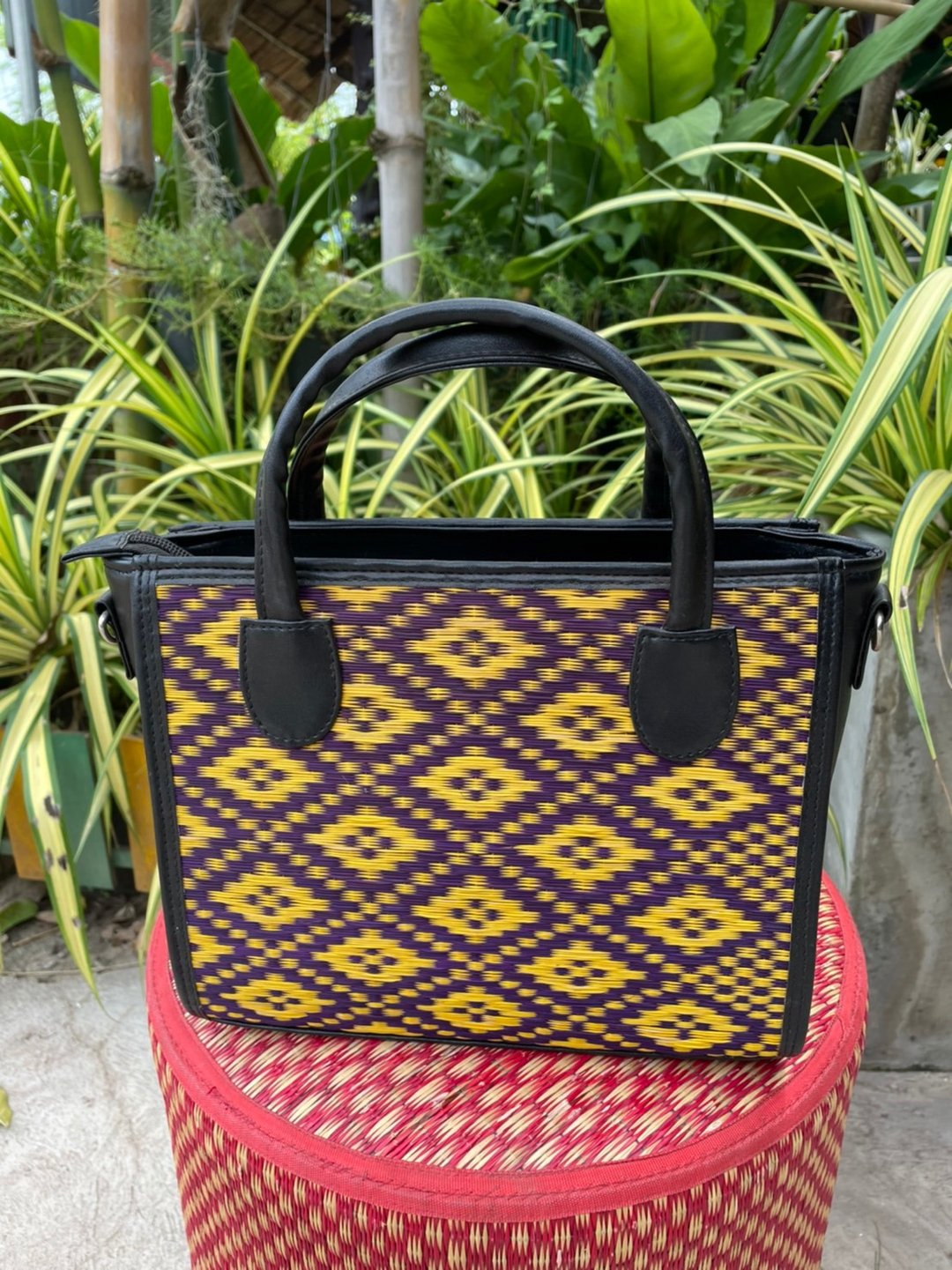 Tote bag with traditional Thai pattern in yellow and black - 手提包/手提袋 - 植物．花 黄色