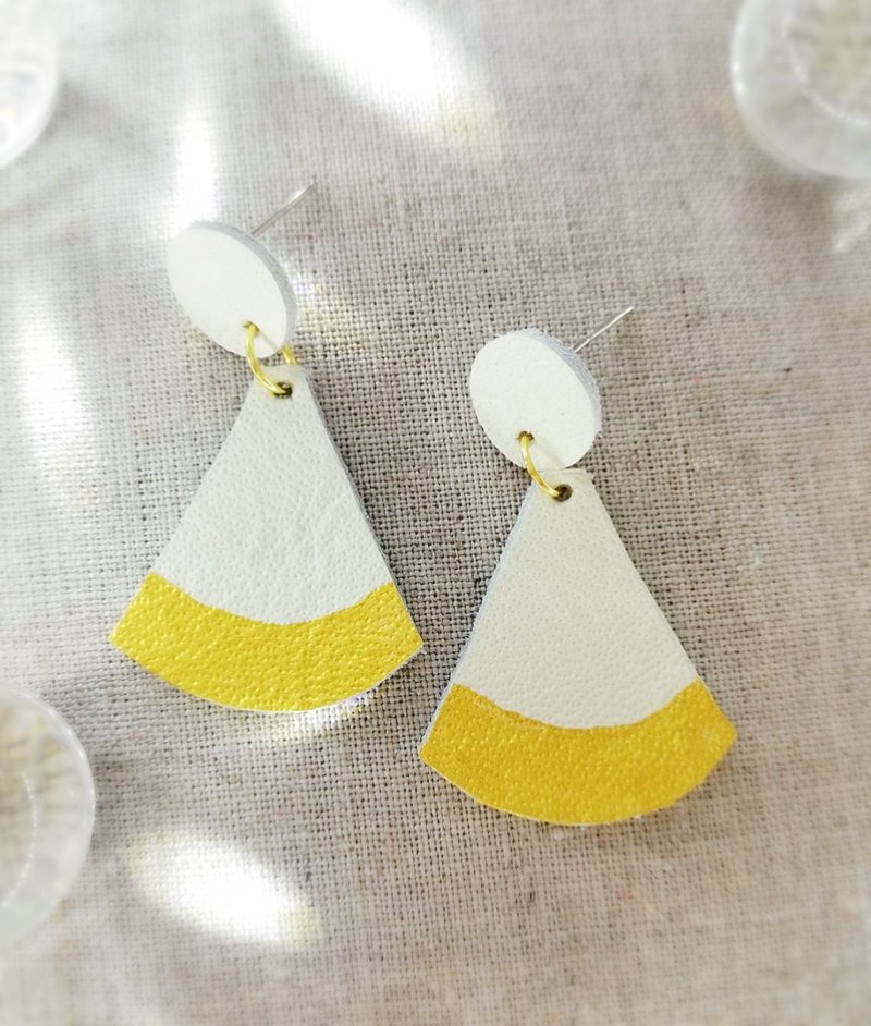 Handmade leather earring white and gold - 耳环/耳夹 - 真皮 白色
