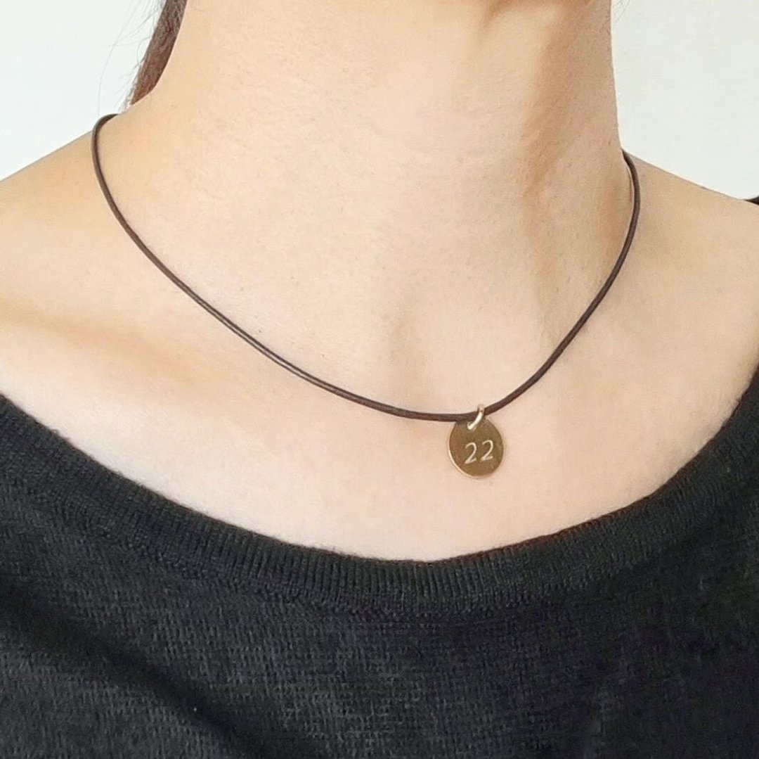 两位数字饰牌皮革绳项链 - 项链 - 其他金属 金色