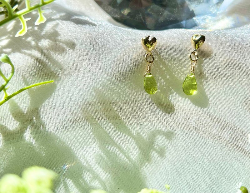 橄榄石爱心耳针式耳环 橄榄石耳环 水滴形橄榄石 水晶饰品 - 耳环/耳夹 - 宝石 绿色