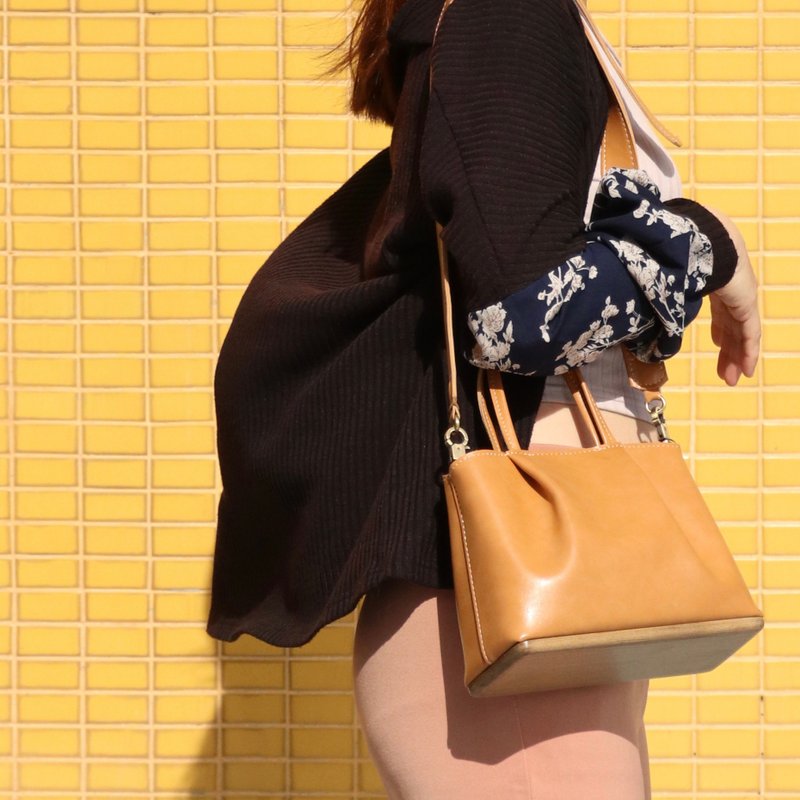 Chubby bag Tan color shoulder bag by Woodview - 手提包/手提袋 - 人造皮革 咖啡色