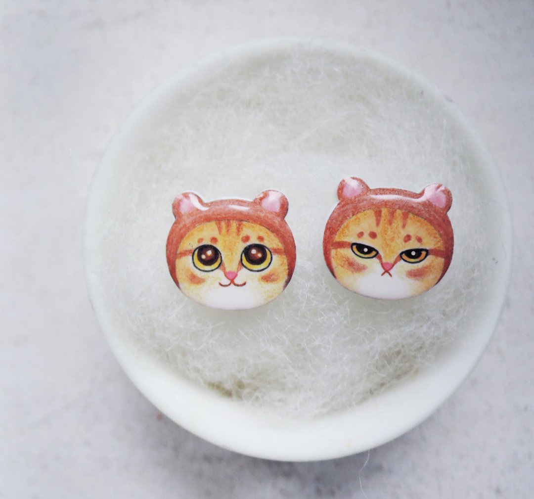 戴熊熊头套的小橘猫 手工耳环 厌世动物 猫咪  抗敏耳针 无痛耳夹 - 耳环/耳夹 - 树脂 橘色
