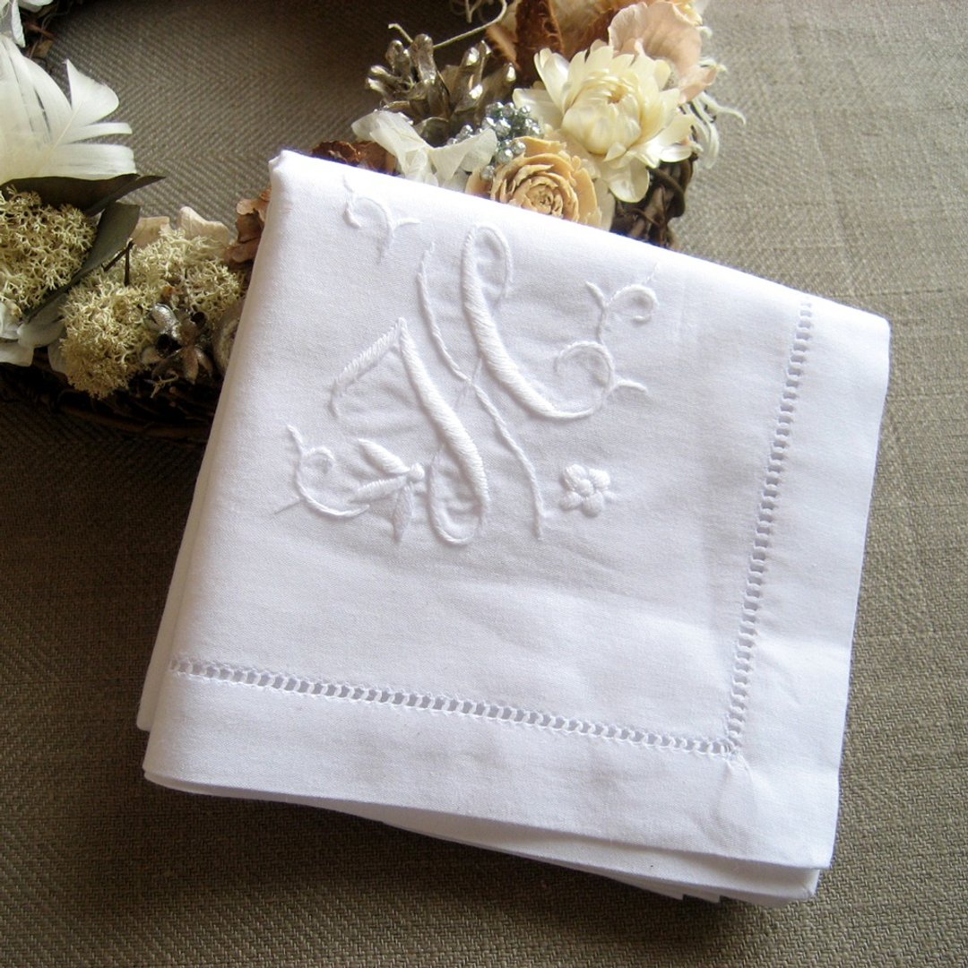 Hand embroidery initials handkerchief H - 手帕/方巾 - 棉 白色
