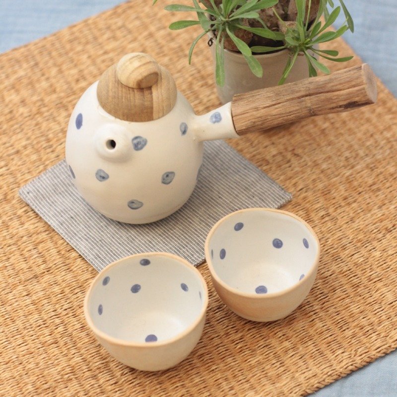 Ceramic teapot with tea cup set - 厨房用具 - 纸 白色
