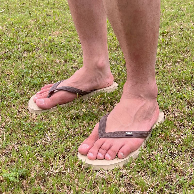 男款TOP跳色 经典夹脚拖鞋 防水耐磨止滑人字拖鞋 米色&棕鞋带 - 拖鞋 - 橡胶 多色