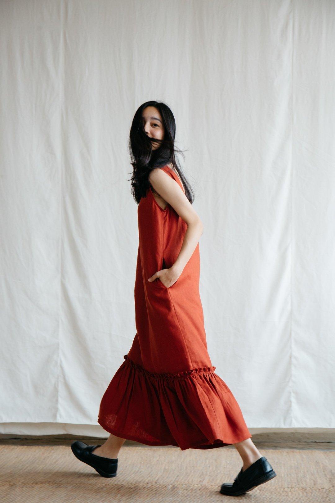 Sleeveless dress with poplin frills in Tangerine Tango - 洋装/连衣裙 - 棉 红色