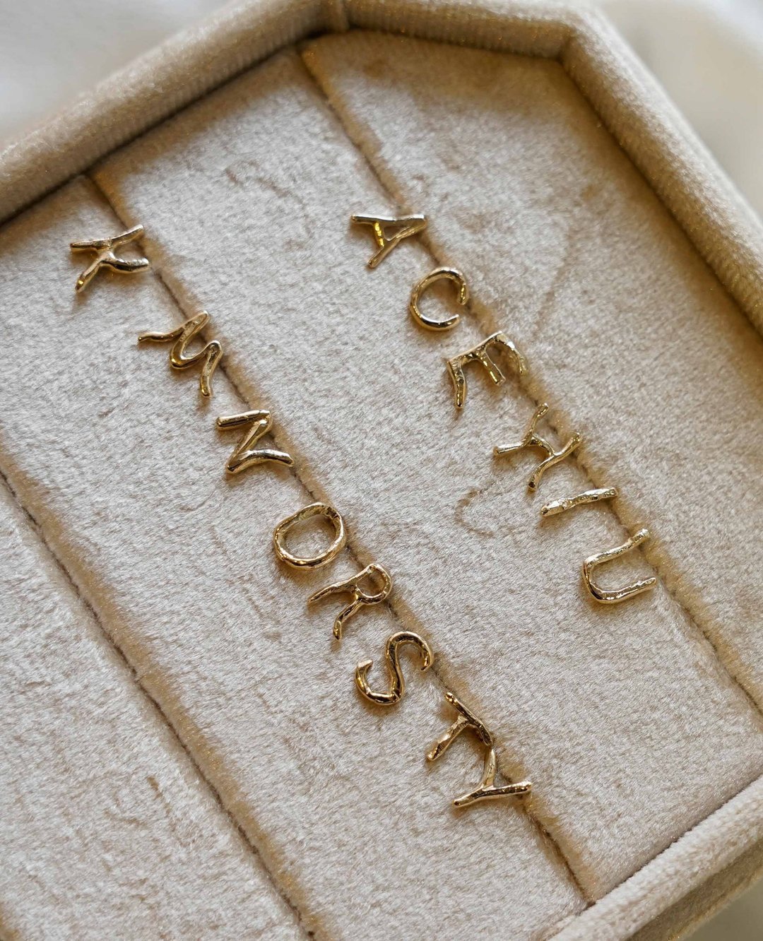 K10 Initial pierced 字母耳环 - 耳环/耳夹 - 其他金属 金色