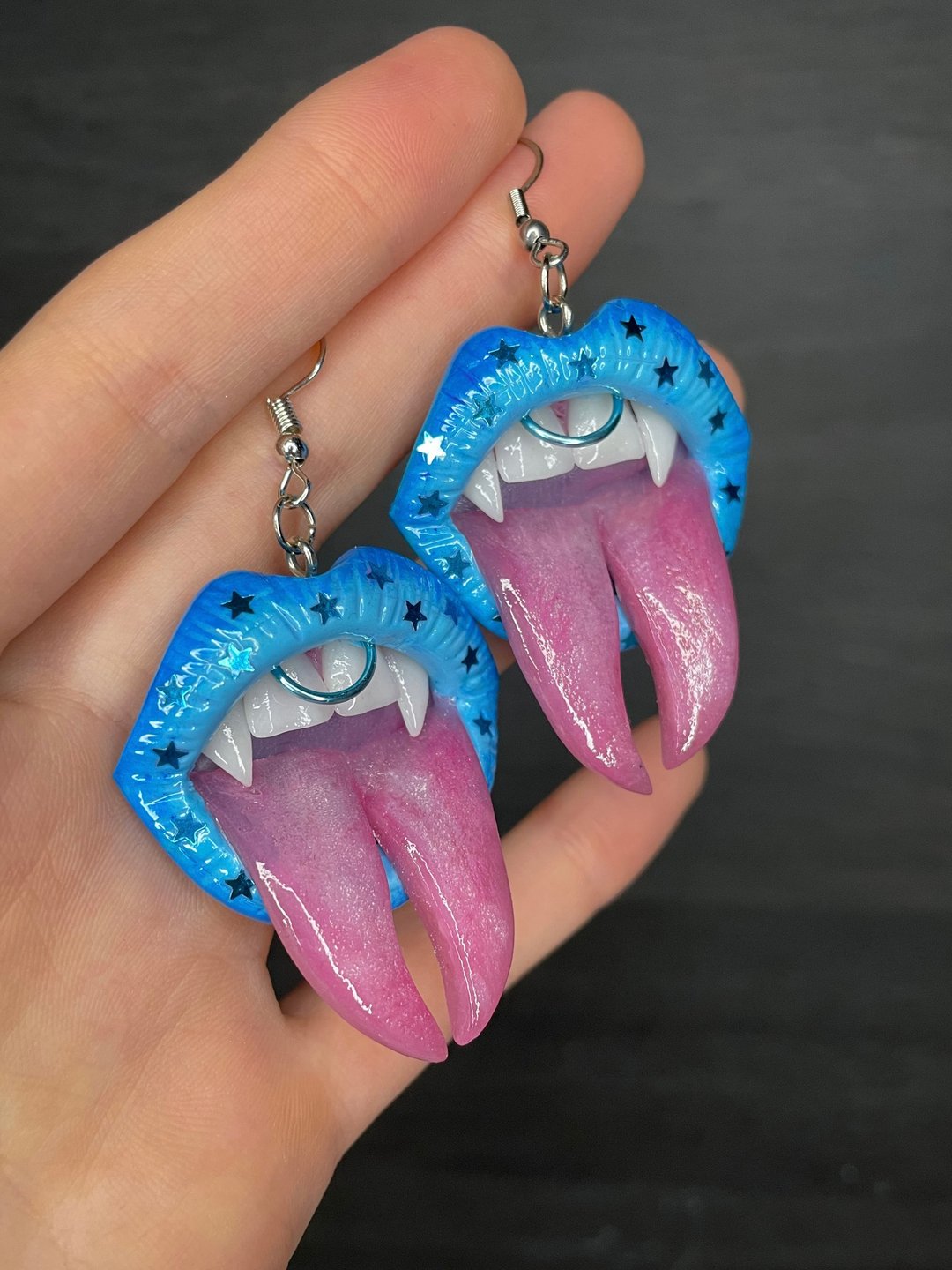 Earrings. Blue lips earrings with fangs. - 耳环/耳夹 - 粘土 
