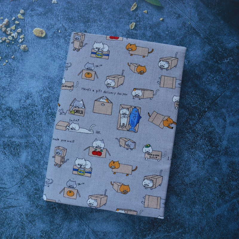 【纸箱猫咪】有四色 书衣 书套 书皮 可调式书衣 手工布书衣 - 书衣/书套 - 棉．麻 