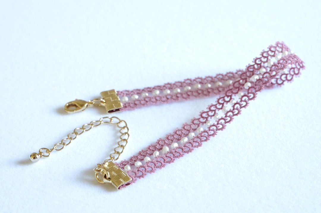 Hand dyed tatting lace and freshwater pearl bracelet. Old Rose - 手链/手环 - 棉 粉红色