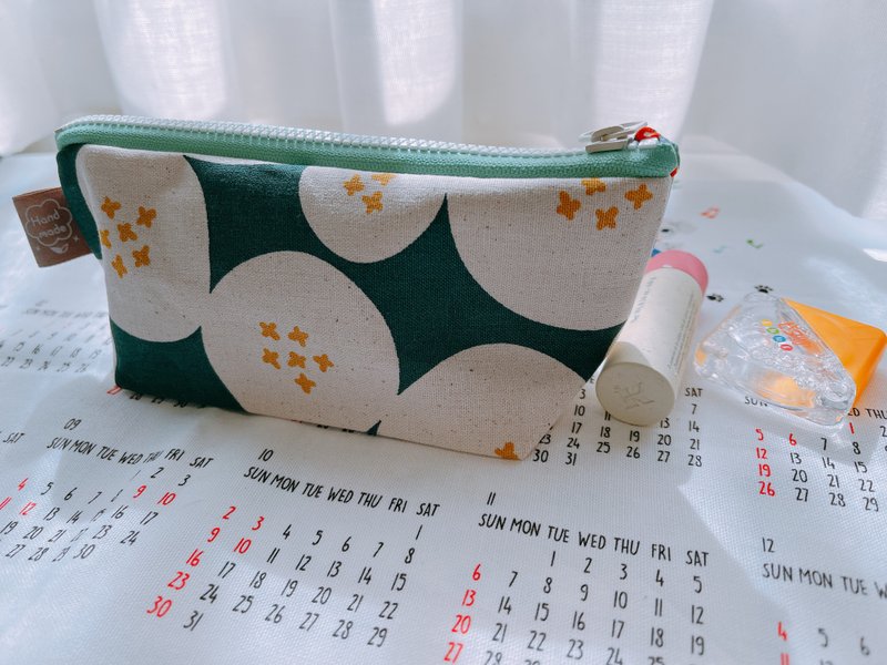 化妆包/笔袋/收纳袋/行动电源袋-橄榄绿钮扣 - 化妆包/杂物包 - 棉．麻 绿色
