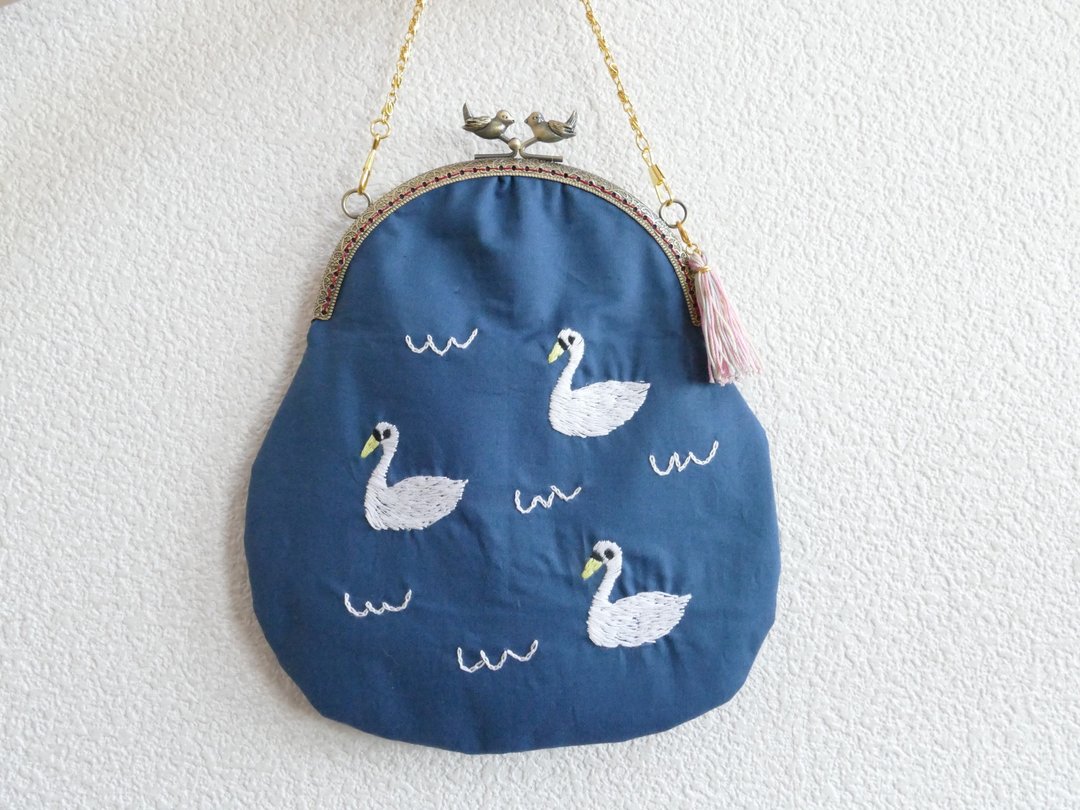 Lake with embroidered embroidery swan - 侧背包/斜挎包 - 棉 蓝色