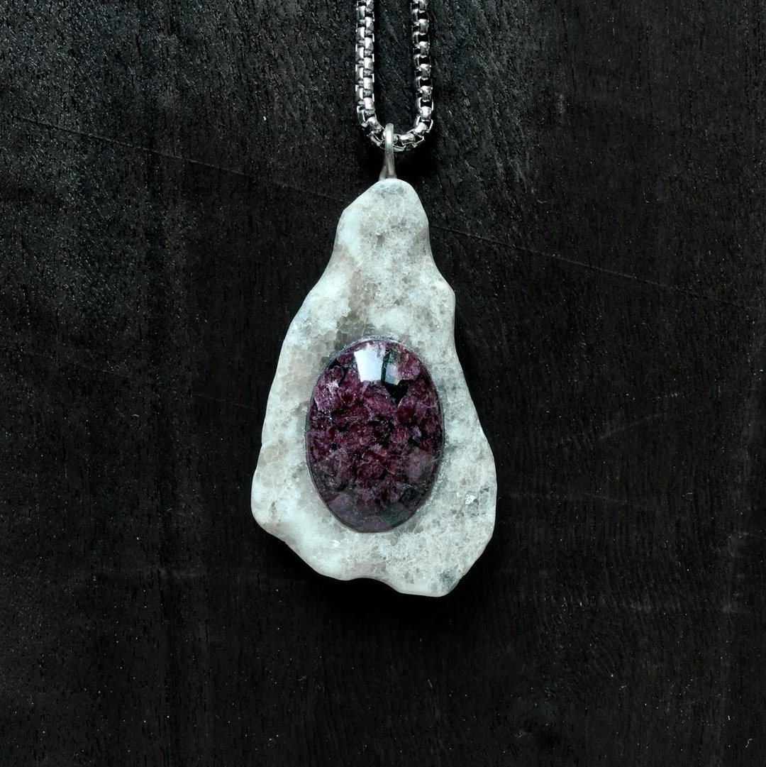 Calcite necklace with eudialyte - 项链 - 石头 