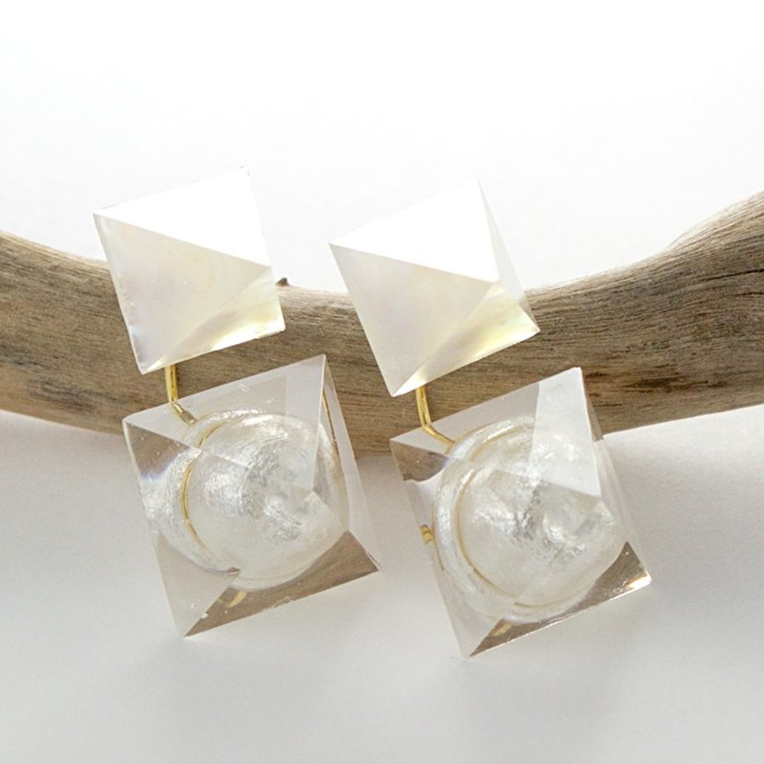 Pyramid lantern earrings (Snow Country) - 耳环/耳夹 - 其他材质 白色