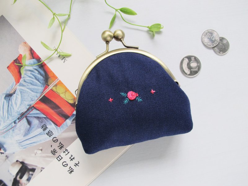 【手绣】双色玫瑰口金包 / 大珠头 帆布收纳包 圆口金 无孔口金 加衬 手工刺绣 - 皮夹/钱包 - 棉．麻 蓝色