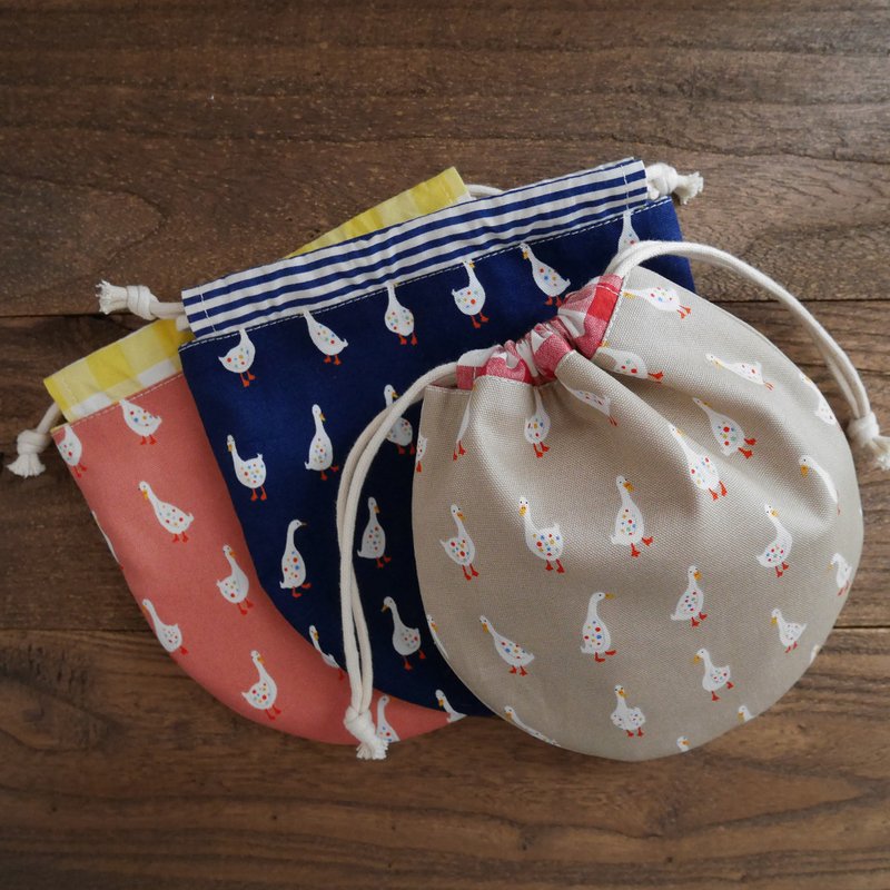 英式乡村风小白鹅鸭嘉顿格纹拼接 圆形束口袋 小收纳袋 三色 - 化妆包/杂物包 - 棉．麻 卡其色