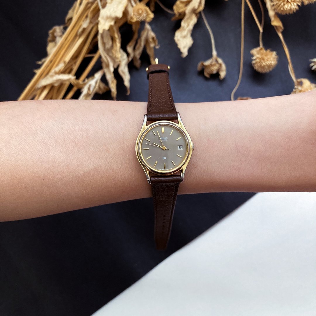 (售完)SEIKO 淡咖啡金表盘 日期格 法国制真皮表带 古董表 - 女表 - 其他材质 金色