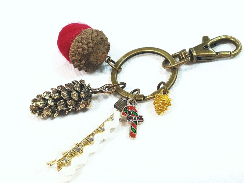 Paris*Le Bonheun。幸福森林。圣诞松果。羊毛毡橡果松果钥匙圈 - 钥匙链/钥匙包 - 其他金属 红色