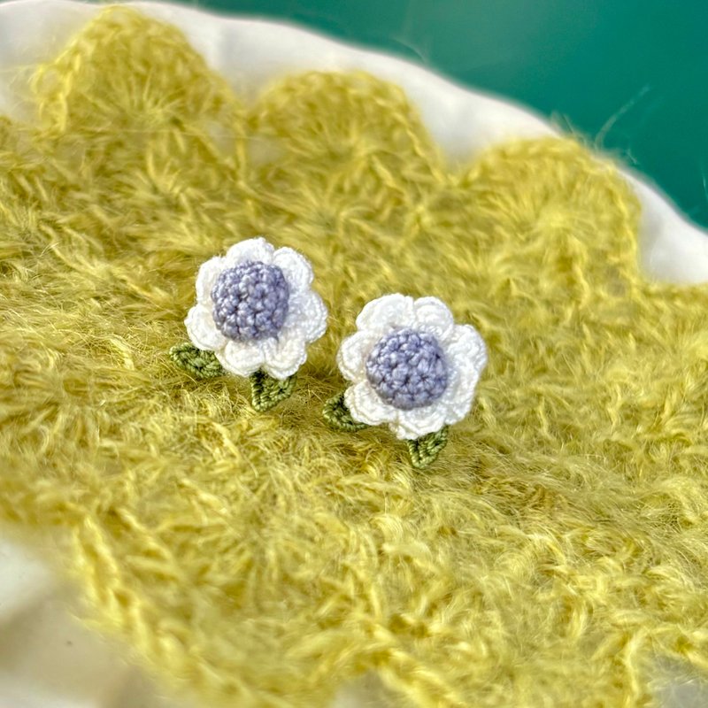 钩针编织小雏菊纯银耳针耳环 - 耳环/耳夹 - 绣线 