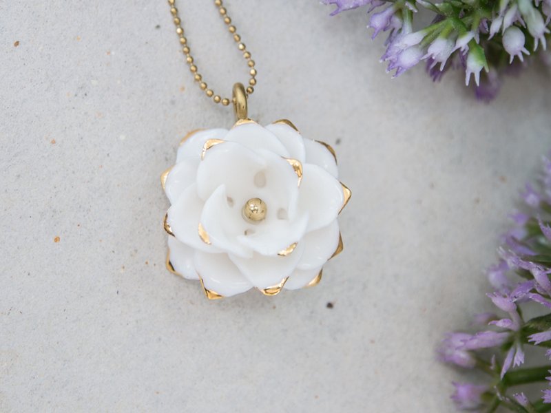 Thai Blossom ~ white & gold porcelain flower pendant ~ size S. - 项链 - 陶 金色