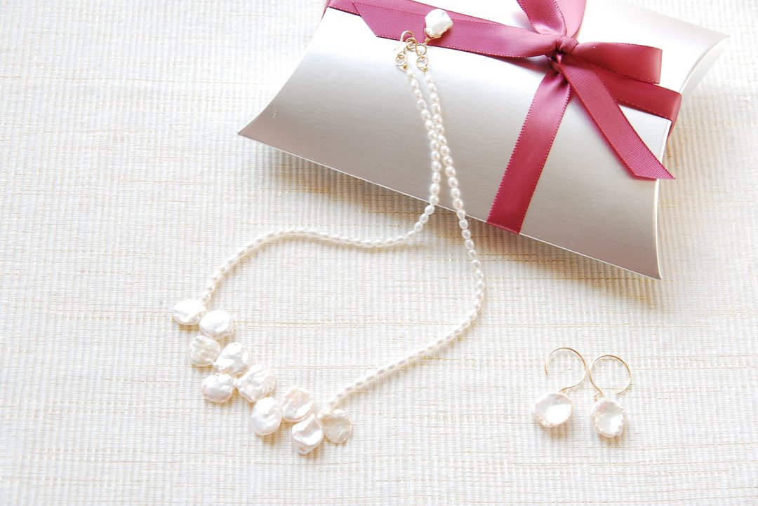 Until 12/27 (14kgf) set of necklace and earrings of petals Keshiparu - 项链 - 宝石 白色