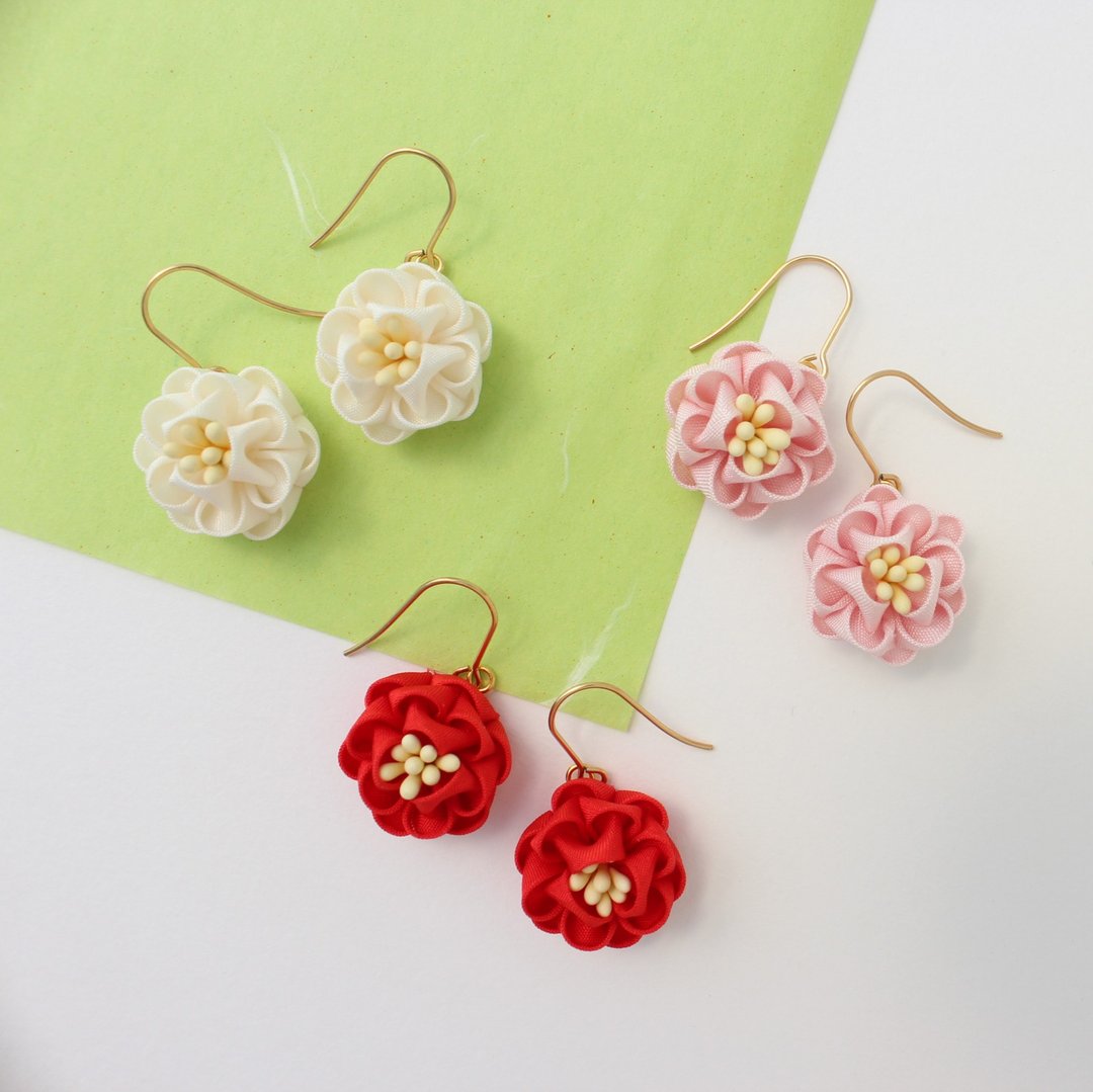 Kanzashi japanese camellia earring - 耳环/耳夹 - 丝．绢 红色