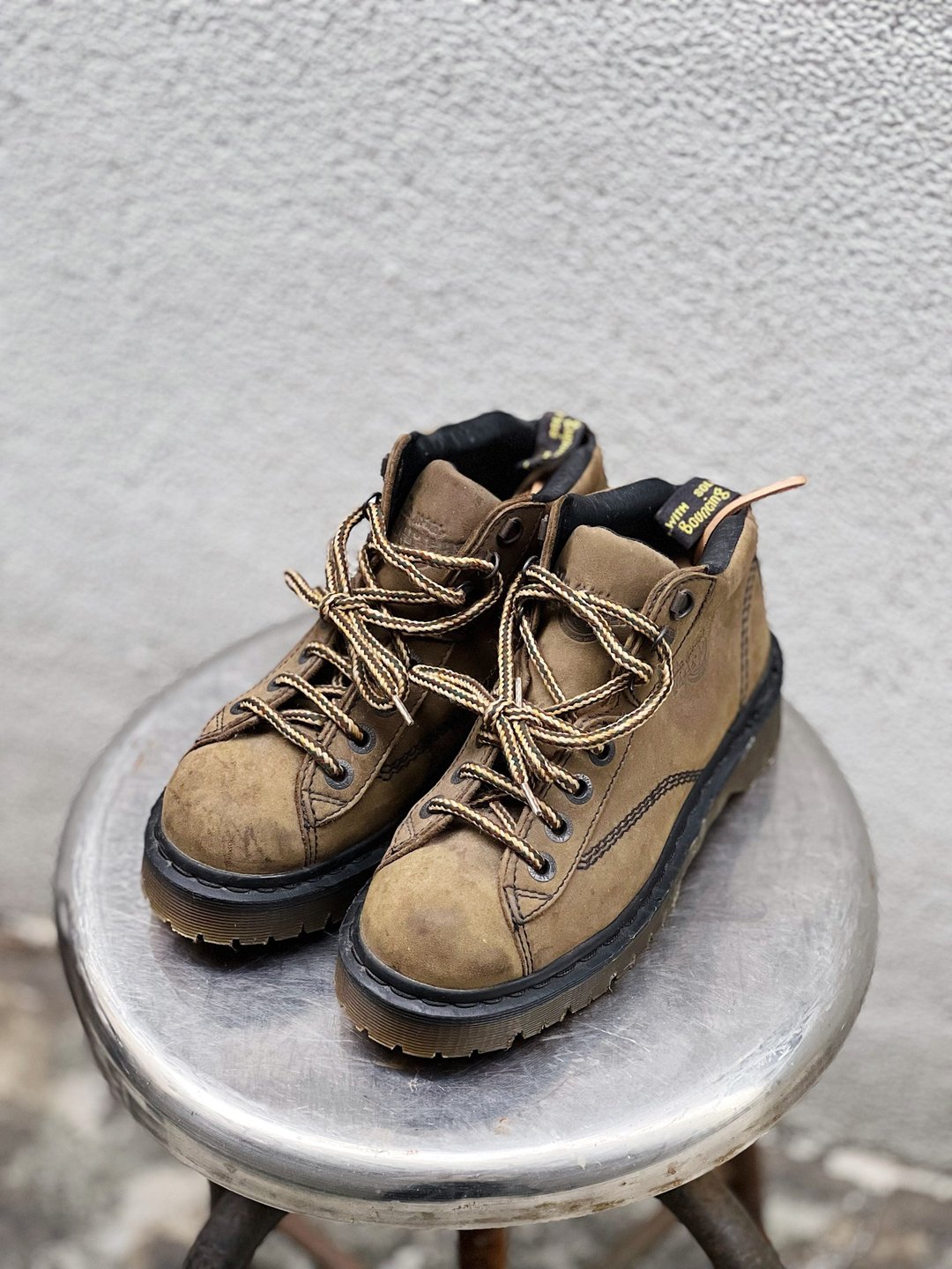 Dr. Martens 灰绿卡 真皮牛皮革 厚底靴马汀鞋马丁靴子中筒机车靴 - 女款短靴 - 真皮 卡其色