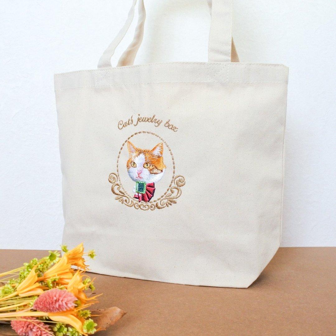 Brown tabby cat and emerald embroidery tote bag - 手提包/手提袋 - 棉 白色