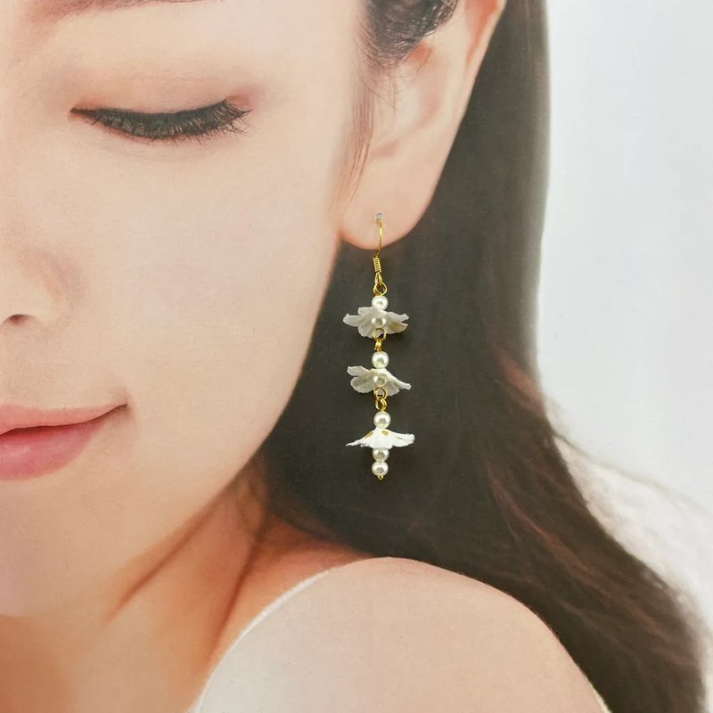 Cove 小湾三层小白花布自然感耳环 - 耳环/耳夹 - 树脂 多色