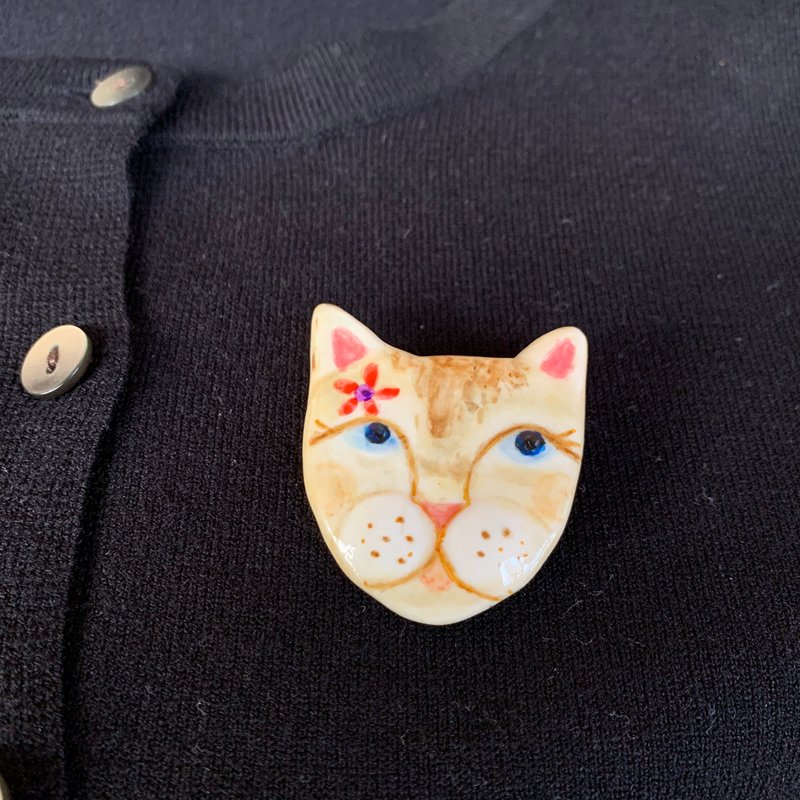 A Lu 大黄猫陶别针/ 手做手绘/立体造型 (仅此一件) - 胸针 - 陶 多色