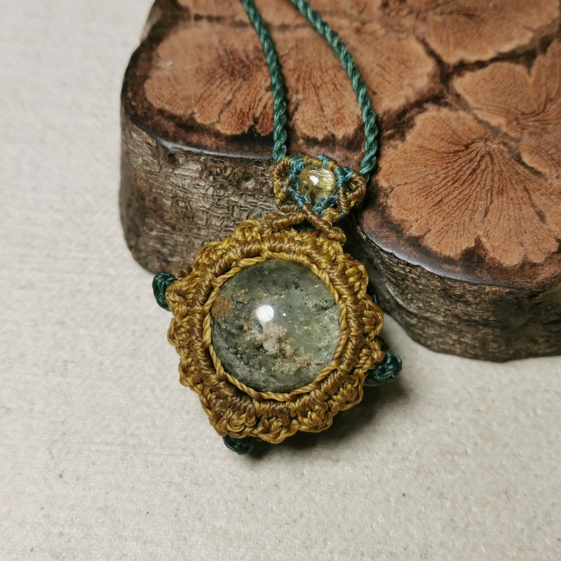 抹茶绿幽灵水晶球-蜡线编织/钩织/图腾包框设计/项链可调整长度 - 项链 - 水晶 绿色