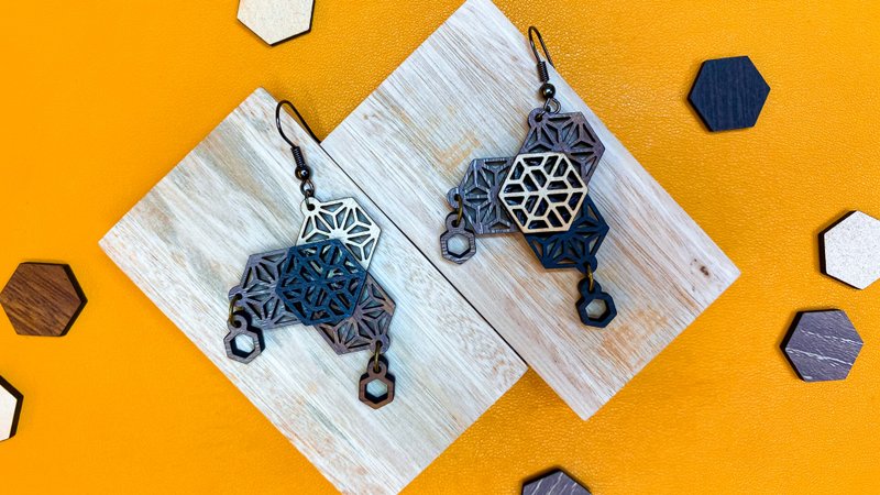 【轮Wheel】日式和风花纹木质垂坠式耳环 镀银抗敏耳勾/螺旋耳夹 - 耳环/耳夹 - 木头 咖啡色